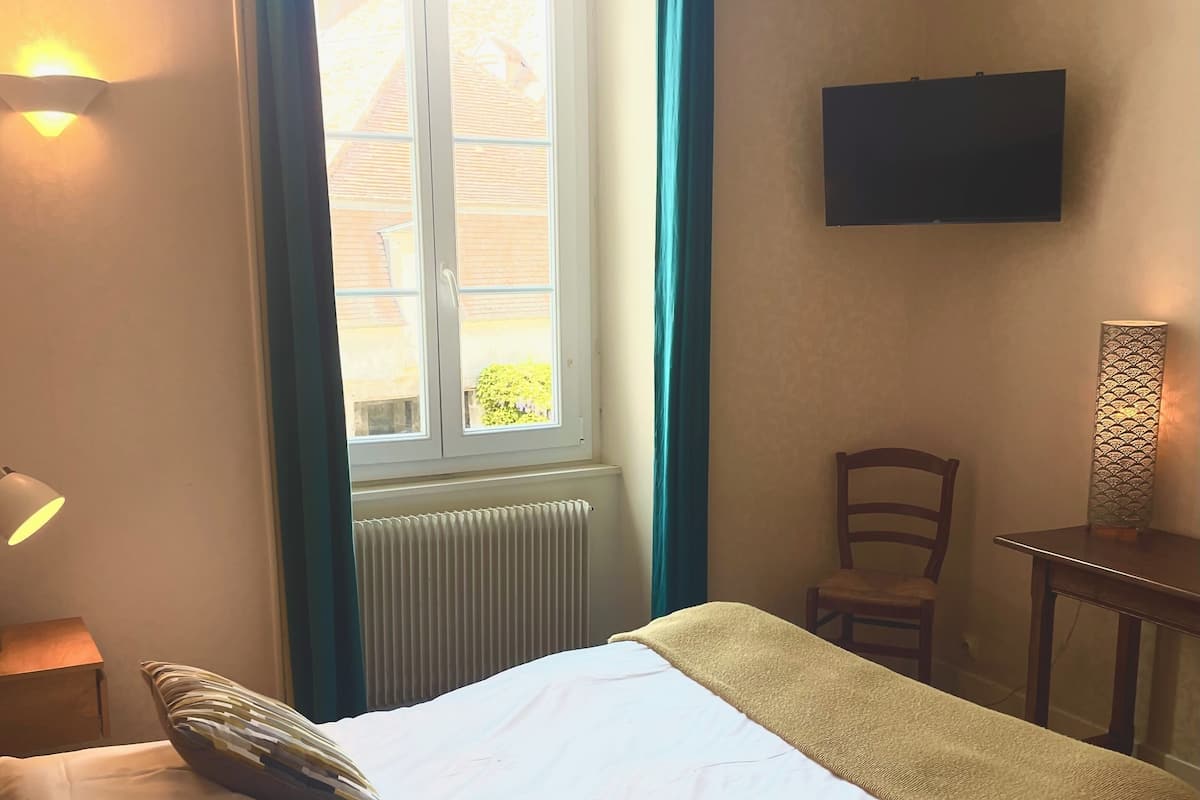 Double Room, Bathtub | Individually decorated, individually furnished, desk, iron/ironing board