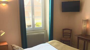 Tweepersoonskamer, bad | Individueel gedecoreerd, individueel gemeubileerd, een bureau