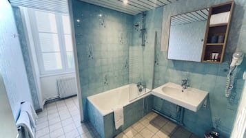 Phòng đôi, bồn tắm | Phòng tắm | Đồ dùng nhà tắm miễn phí, máy sấy tóc, khăn tắm