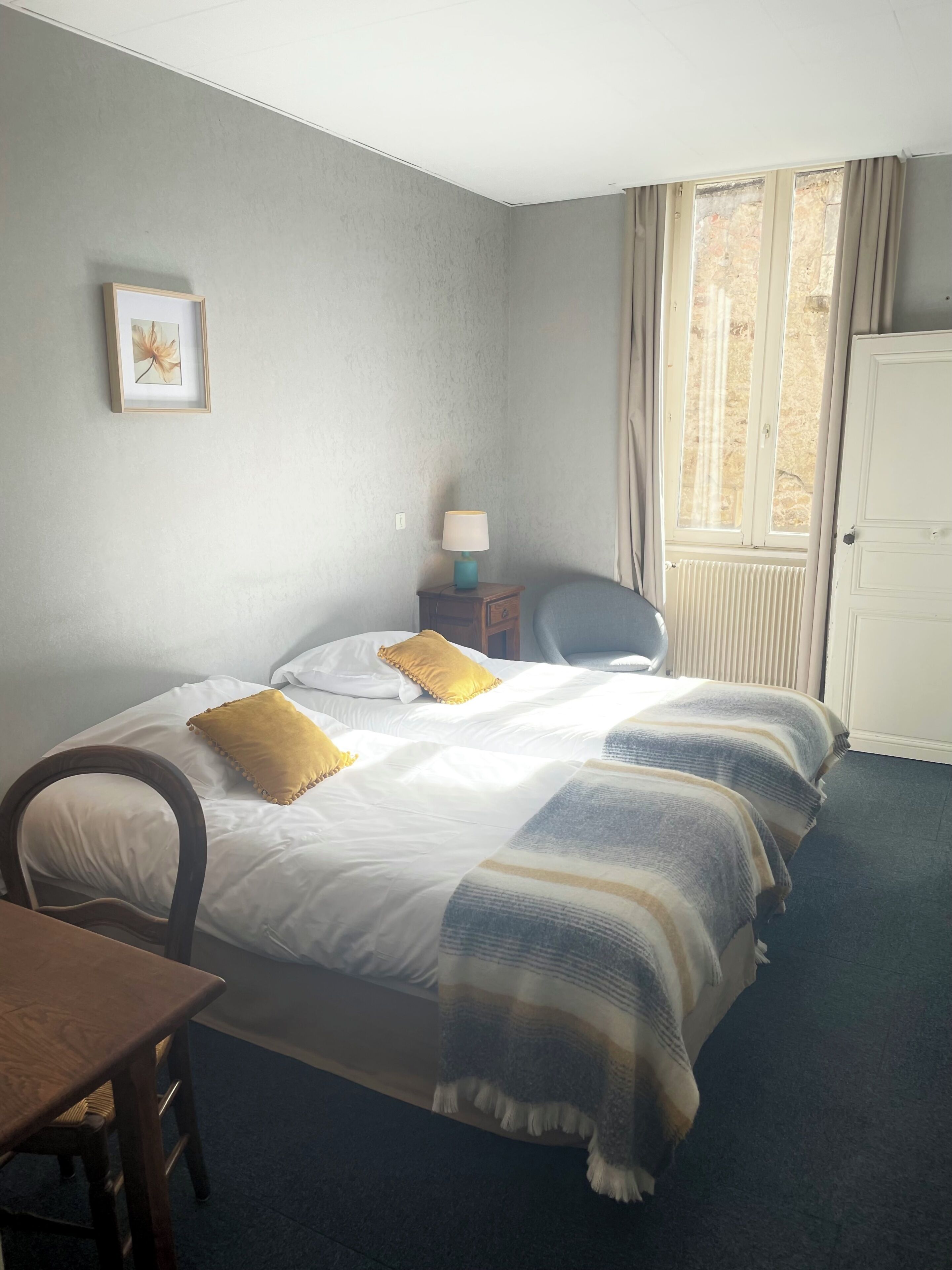 Habitación con 2 camas individuales, baño privado | Decoración personalizada, muebles diferentes y escritorio 