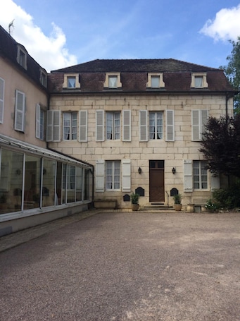 Exterior. Hôtel des Cymaises