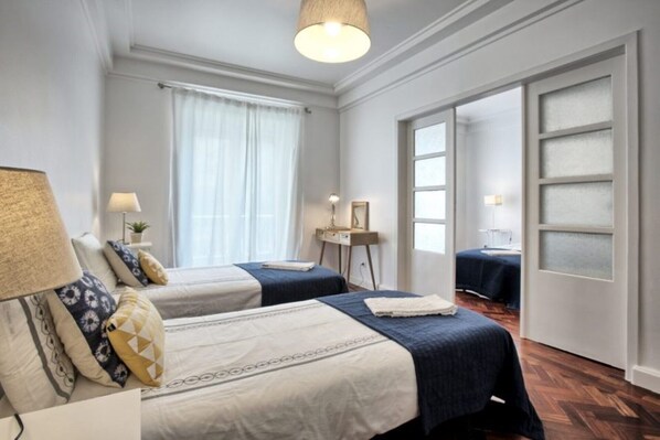 5 bedrooms, iron/ironing board, WiFi, bed sheets