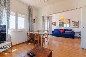 TV - Surf and beach just 3 min away walking (Paço de Arcos)