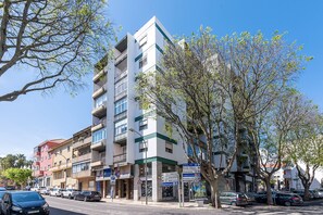 Exterior - Surf and beach just 3 min away walking (Paço de Arcos)