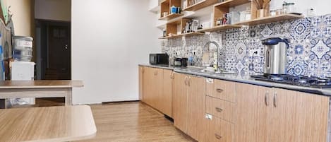 GroĂer KĂŒhlschrank, Mikrowelle, Herdplatte