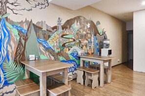 Kjøleskap, mikrobølgeovn, kokeplater og kaffetrakter/tekoker