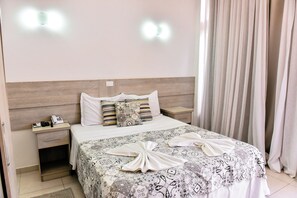 Economy Double Room, Non Smoking | 1 bedroom, minibar, bed sheets - Hotel Vista Bella (Ilhabela)