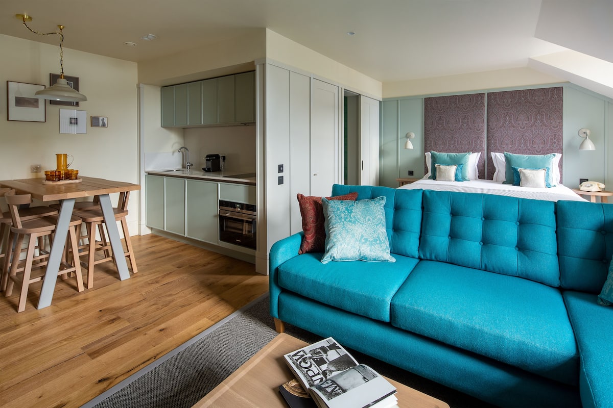 Signature-Apartment, 1 King-Bett, Gartenblick | 2 Schlafzimmer, hochwertige Bettwaren, Zimmersafe, individuell dekoriert