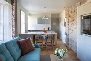 Departamento, 1 cama King size y sofá cama, vista al jardín | Área de sala de estar | Televisión de pantalla plana