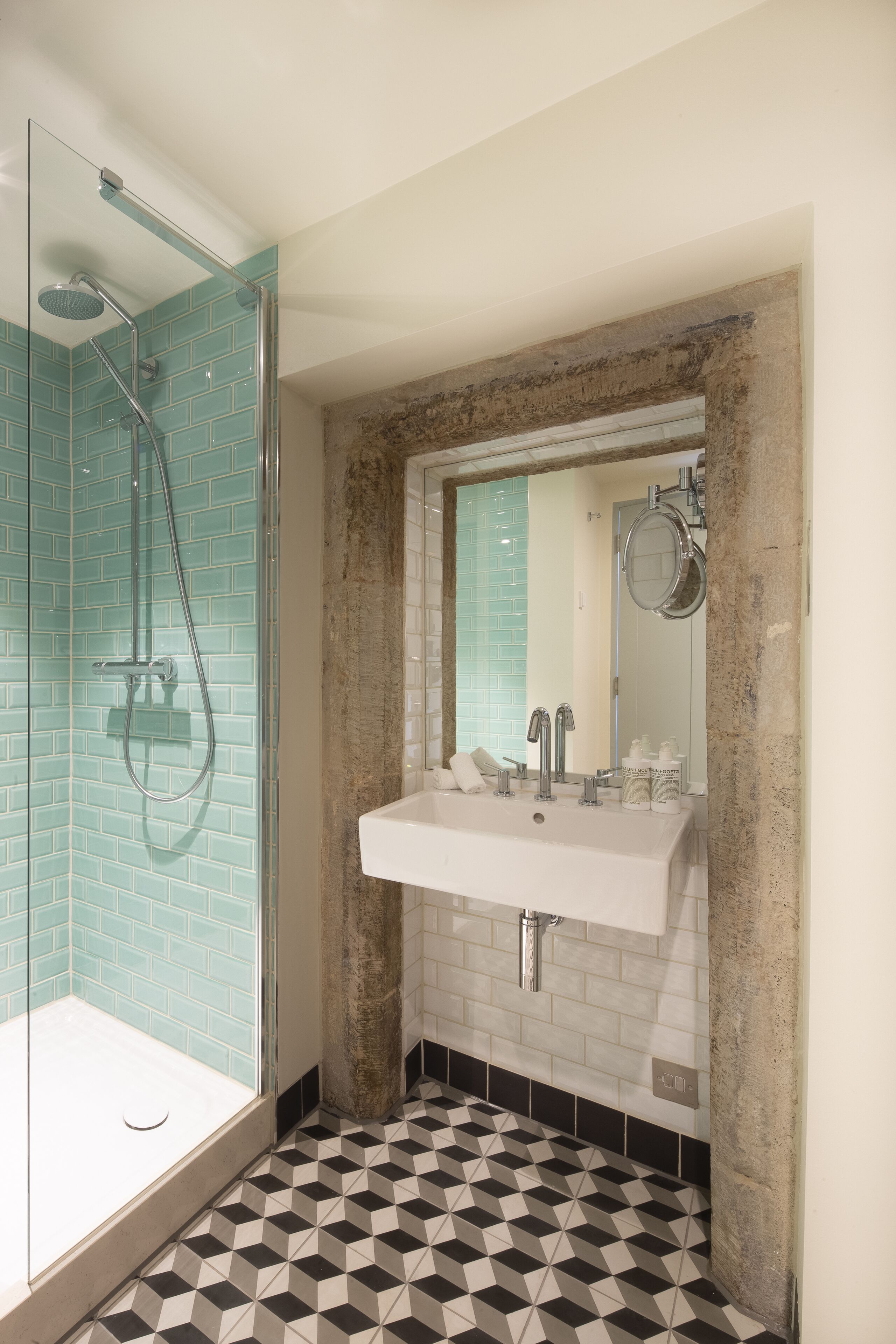 Appartamento Signature | Bagno | Set di cortesia firmato, asciugacapelli, accappatoio, pantofole
