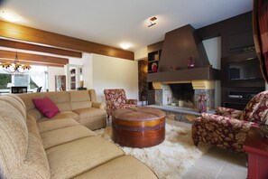House | Living room | TV, fireplace, DVD player - My Home - Veneza (Gramado)