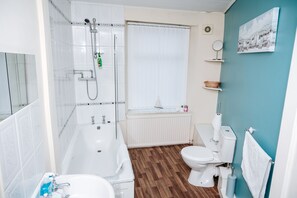 House | Bathroom | Shower, hair dryer, towels, shampoo - Woodhouse Lodge (Sheffield)