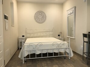 Chambre Quadruple Confort, 1 très grand lit et 1 canapé-lit, vue jardin