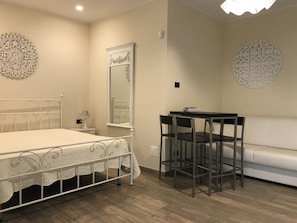 舒適四人房, 1 張特大雙人床及 1 張梳化床, 無障礙, 花園景 | 2 間睡房、迷你吧、房內夾萬、隔音