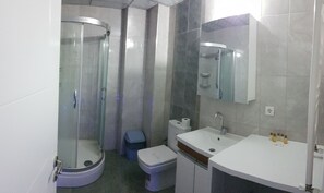 华丽公寓 | 浴室 | 淋浴设施、免费洗浴用品、吹风机、拖鞋