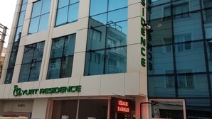 Un edificio moderno con un cartel que dice 