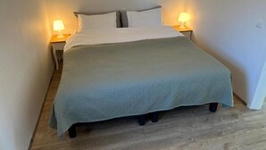Familiehus, 1 soverom | Skrivebord, blendingsgardiner, lydisolert og strykejern/-brett