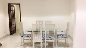 Apartamento, 4 quartos | Opções para refeição no quarto
