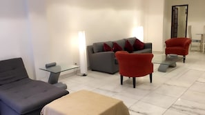 Apartamento, 4 quartos | Área de estar | TV de tela plana