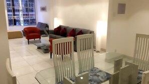 อพาร์ทเมนท์, 4 ห้องนอน | บริการอาหารในห้องพัก