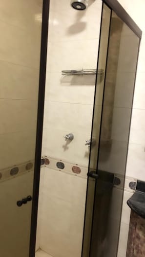 Apartment, 4 Bedrooms | Bathroom | Shower, hair dryer