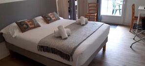 Premium bedding, individually decorated, individually furnished - Hotel Aux Rochers de l'Ocean (Givrand)