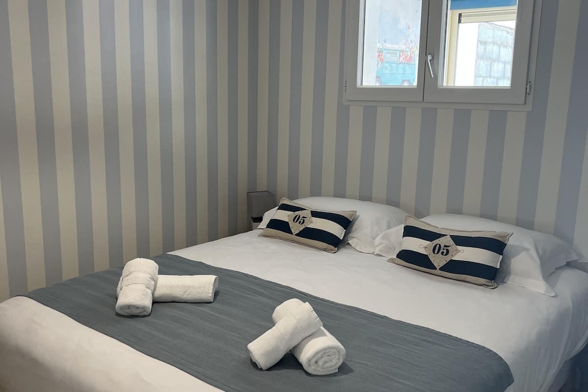 shower, rainfall showerhead, free toiletries, dressing gowns