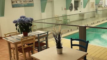 Desayuno continental (EUR 10 por persona)