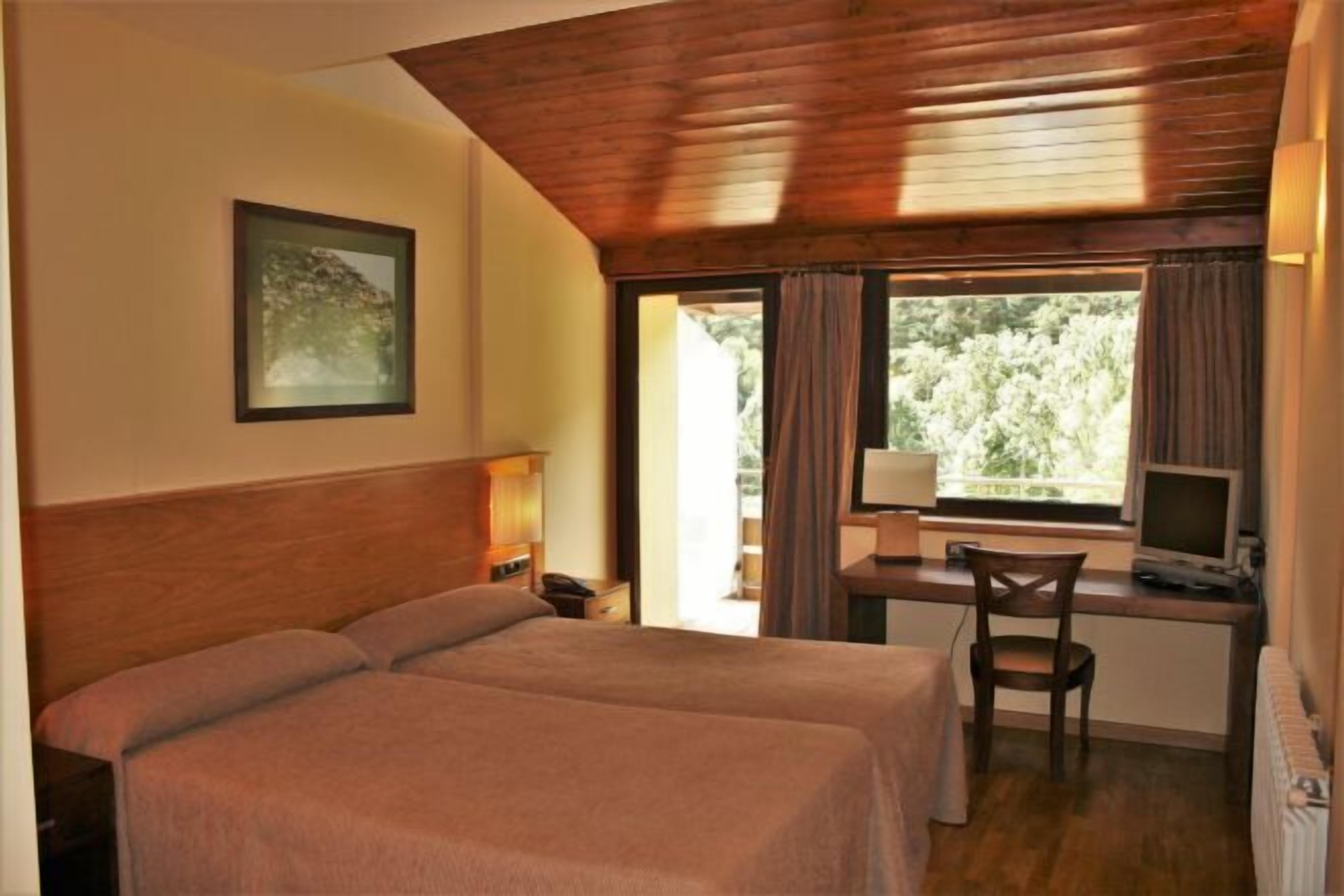 Caixa forta a l'habitació, escriptori i cortines opaques 