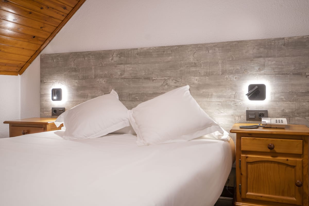 Classic Double Room | 1 bedroom, in-room safe, desk, blackout curtains