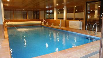 Indoor pool, pool loungers