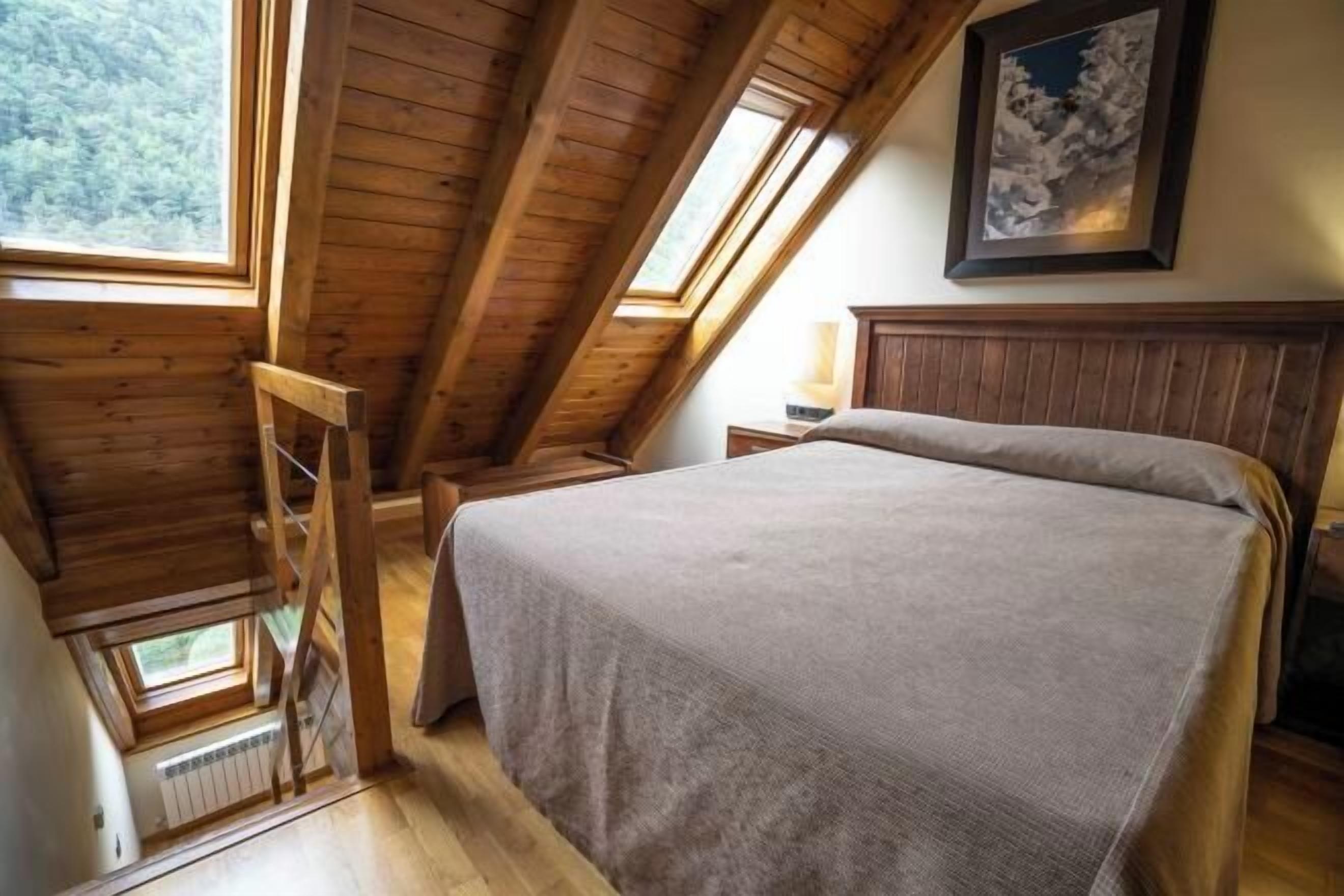 Caixa forta a l'habitació, escriptori i cortines opaques 