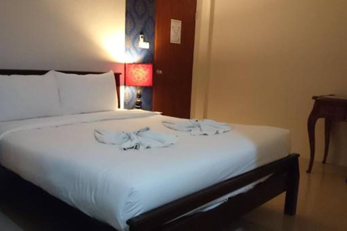 Standard Double Room, 1 Queen Bed, Non Smoking, No Windows | In-room safe, free WiFi, bed sheets