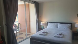 Chambre Triple Familiale, plusieurs lits, non-fumeurs, vue montagne | Coffres-forts dans les chambres, Wi-Fi gratuit, draps fournis