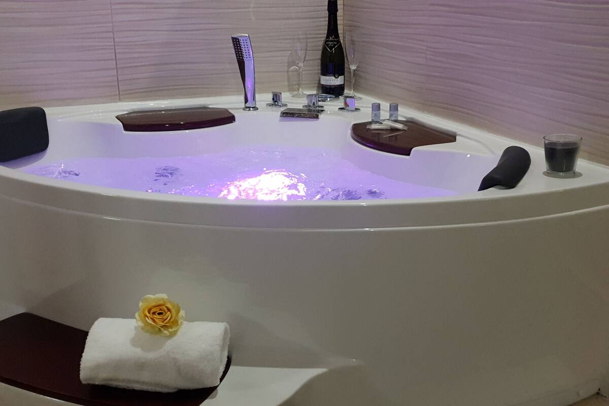 deluxe apartment, 1 bedroom, city view | jetted bathtub