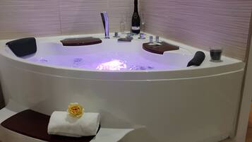 Deluxe Apartment, 1 Bedroom, City View | Jetted tub