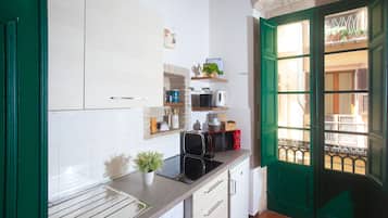 Deluxe Apartment, 1 Bedroom, City View | Private kitchen