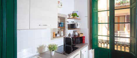 Appartement Deluxe, 1 chambre, vue sur la ville | Cuisine privée | Réfrigérateur, four à micro-ondes, un four, surface de cuisson