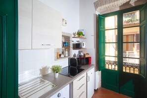 Deluxe Apartment, 1 Bedroom, City View | Private kitchen | Fridge, microwave, oven, stovetop - The Good Place (Cagliari)