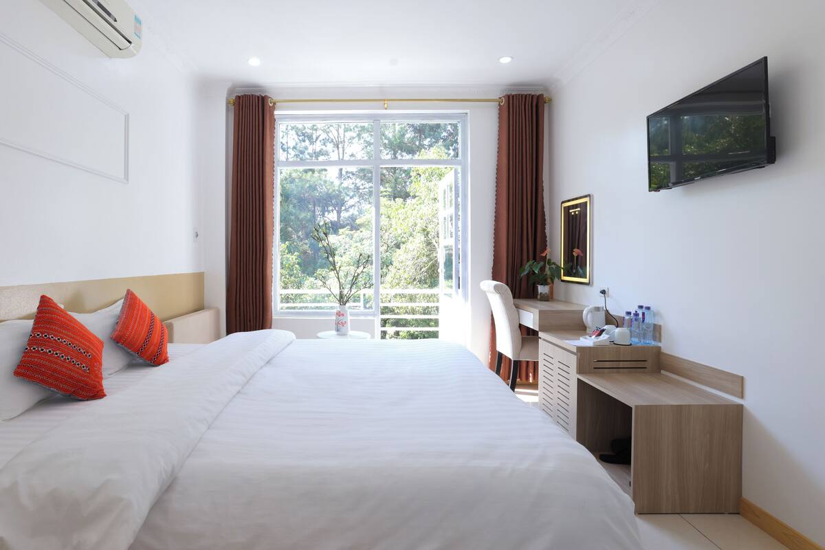 Deluxe Double Room | In-room safe, desk, soundproofing, iron/ironing board