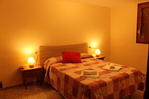 Desk, soundproofing, cribs/infant beds, free WiFi - Apartments Turístics Vilaró (Llorts)