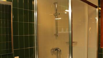 Apartment, 2 Bedrooms (3) | Bathroom | Bathtub, hair dryer, bidet, towels