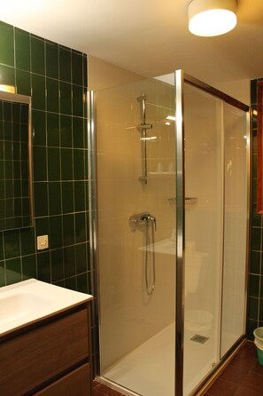 Appartement, 2 chambres (3) | Salle de bain | Baignoire, séchoir à cheveux, bidet, serviettes fournies