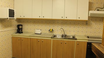 Apartment, 3 Bedrooms (2) | Private kitchen | Full-size fridge, microwave, oven, stovetop