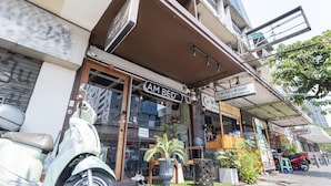 A storefront with a sign reading "AM BED" and another sign for "WHISTLE FARM". - OYO 685 Am Bed Hostel (Bangkok)
