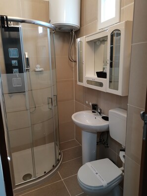 Classic Double Room, Non Smoking, Ensuite | Bathroom | Shower, hydromassage showerhead, free toiletries, hair dryer - Privacy & Relax in Sardegna (Alghero)