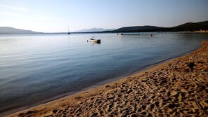 Una spiaggia nelle vicinanze