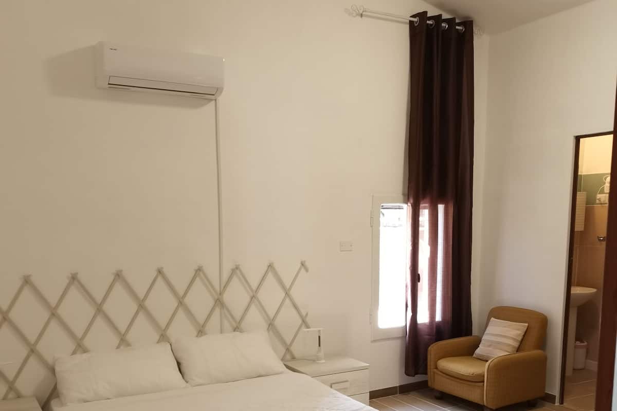 Classic Double Room, 1 Queen Bed, Non Smoking, Ensuite | Hypo-allergenic bedding, down comforters, blackout drapes