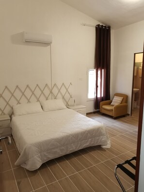 Classic Double Room, 1 Queen Bed, Non Smoking, Ensuite | Hypo-allergenic bedding, down comforters, blackout drapes