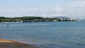 Una spiaggia nelle vicinanze